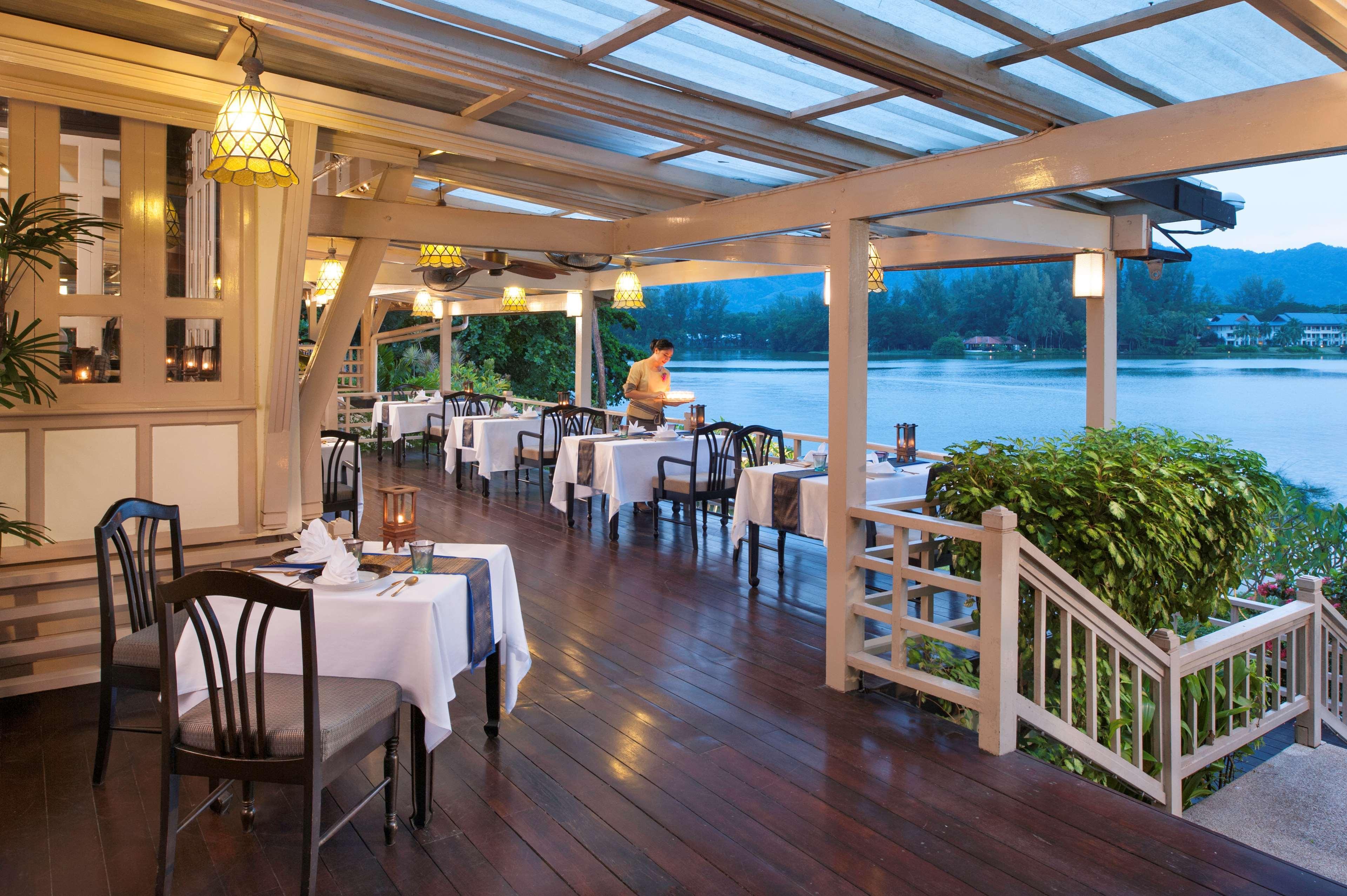 Dusit Thani Laguna Phuket Pláž Exteriér fotografie The restaurant at the Oak Bay Beach Hotel