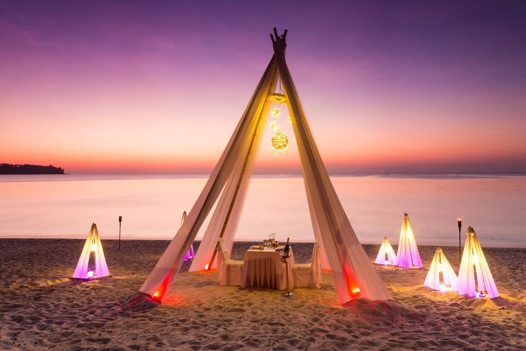 Dusit Thani Laguna Phuket Pláž Exteriér fotografie A beach tent at sunset