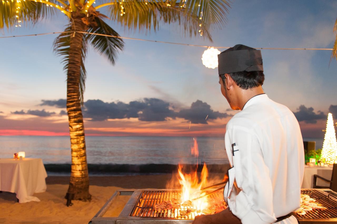 Dusit Thani Laguna Phuket Pláž Exteriér fotografie A chef cooking at the beach