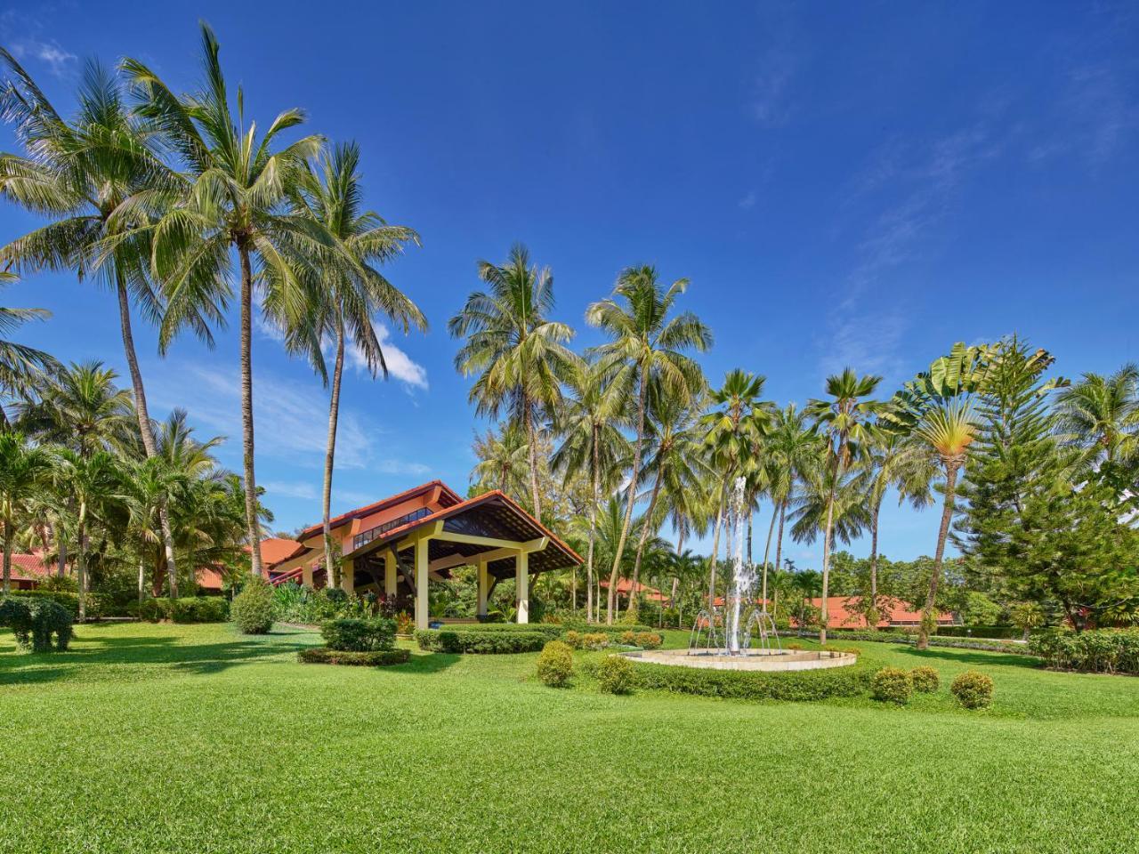 Dusit Thani Laguna Phuket Pláž Exteriér fotografie The resort's main lawn