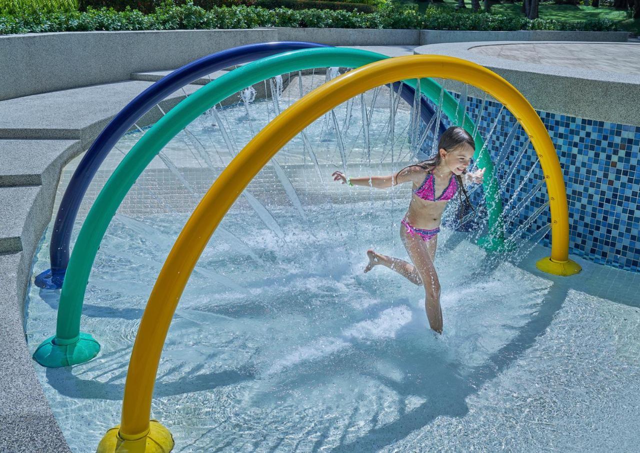Dusit Thani Laguna Phuket Pláž Exteriér fotografie A girl playing in a water park
